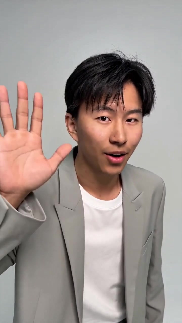Serkon 向镜头挥手的瞬间